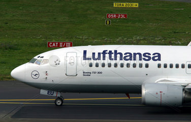 Duesseldorfer Flughafen  LUFTHANSA Flugzeug