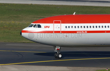 LTU Flugzeug am Duesseldorfer Flughafen
