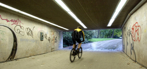 Radfahrer im Tunnel  Duesseldorf