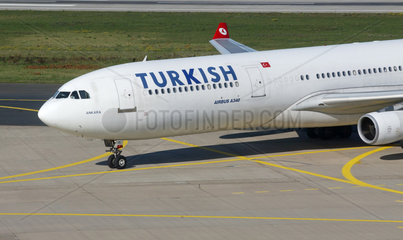 TURKISH Flugzeug am Duesseldorfer Flughafen