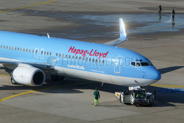 HAPAG LLOYD Flugzeug am Duesseldorfer Flughafen
