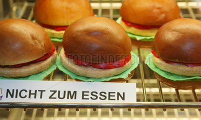 Plastikhamburger im Merchandiser auf der IBA-Messe  Duesseldorf
