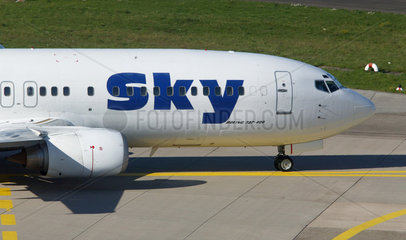 SKY Flugzeug am Duesseldorfer Flughafen