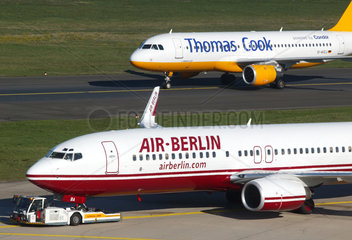 AIR BERLIN und THOMAS COOK Flugzeuge am Duesseldorfer Flughafen