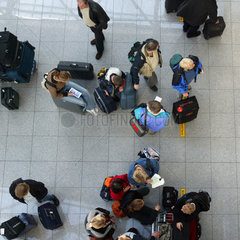 Flugreisende warten am Check-In-Schalter