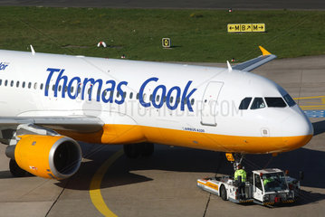 THOMAS COOK Flugzeug am Duesseldorfer Flughafen