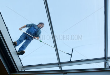 Ein Fensterputzer saeubert ein Glasdach  Duisburg