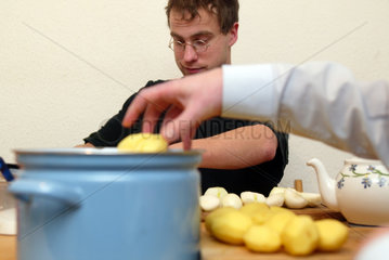 Studenten-WG  Jan-Christoph schaelt Kartoffeln