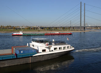 Binnenschiffe auf dem Rhein  Duesseldorf