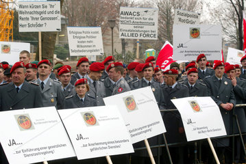 Die Bundeswehr demonstriert beim SPD Bundesparteitag in Bochum