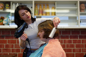 Auszubildende zur Friseurin