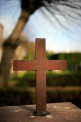 Bad Arnis  Eisenkreuz auf einem Grab auf dem Friedhof