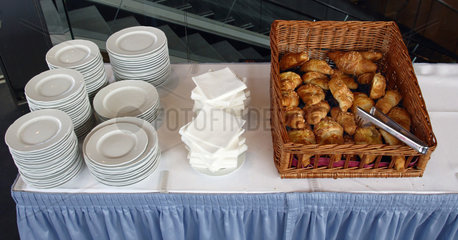 Fruehstuecksbuffet  Korb mit Croissants