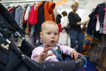 Baby im Kinderwagen auf der Baby-Messe in Essen