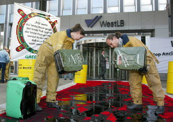 Greenpeace Demonstration vor der WestLB  Duesseldorf