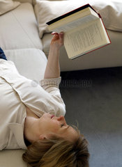 Eine Frau liest in einem Buch