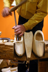 Holzschuhmacher auf einer Messe in Essen
