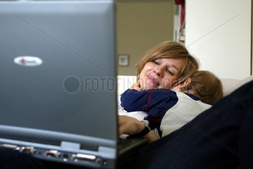 Mutter mit Kind und Laptop