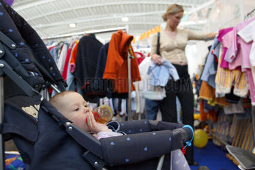 Muetter beim Einkaufen auf der Baby-Messe in Essen