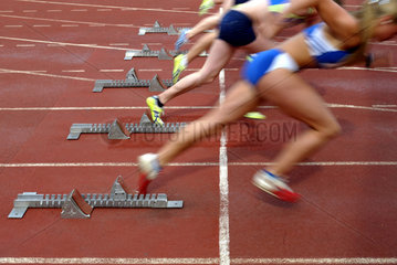 Jugendliche Frauen beim Laufen  Ruhrolympiade