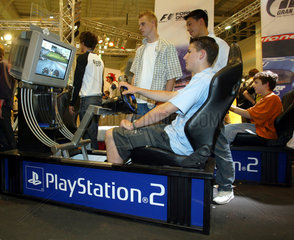 Jugendliche spielen mit der Sony Playstation 2 auf der You Messe