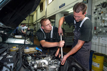 Automechanikerlehrlinge in einer Werkstatt in Oberhausen
