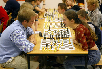 Jugendliche bei Schachspiel auf der You Messe in Essen