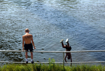 Jugendliche springen in den Rhein-Herne-Kanal in Oberhausen