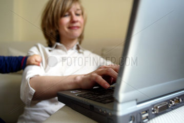 Mutter mit Kind und Laptop