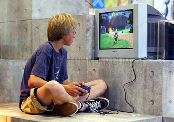 Junge spielt mit der Sony Playstation 2 auf der You Messe