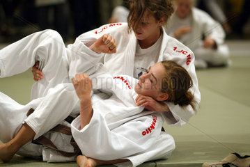 Maedchen beim Judo auf der You Messe in Essen