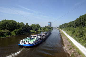 Binnenschiff auf dem Rhein-Herne-Kanal in Oberhausen