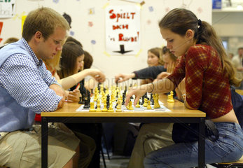 Jugendliche bei Schachspiel auf der You Messe in Essen