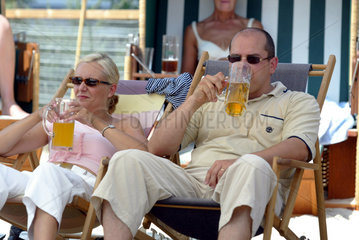 Ein Paar trinkt Bier auf der MONKEY ISLAND in Duesseldorf