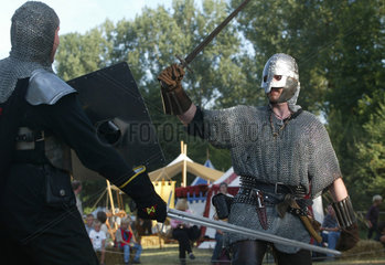 Schwertkampf der Ritter auf dem Mittelalterfest in Telgte