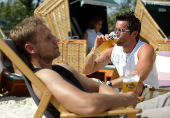 Maenner trinken Bier auf MONKEY ISLAND in Duesseldorf