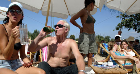 Sonnenbaden und trinken auf MONKEY ISLAND in Duesseldorf