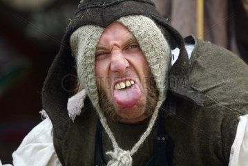 Handwerker streckt die Zunge heraus auf dem Mittelalterfest in Telgte