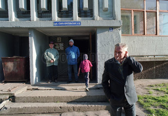 Menschen im Eingang zu einem Wohnblock  Kaliningrad  Russland