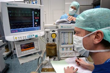 Anaesthesist bei der Ueberwachung eines Patienten