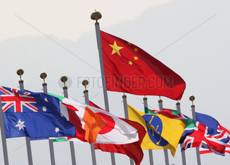 Hongkong  China  Nationalflaggen verschiedener Laender wehen im Wind  die Chinesische ueber allen