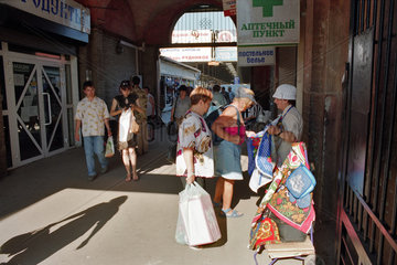Szene mit Haendlerin und Kundinnen auf dem Zentralmarkt in Kaliningrad  Russland