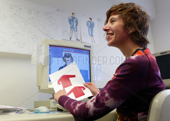 Modellmacherin am CAD-Arbeitsplatz bei Bierbaum-Proenen in Koeln
