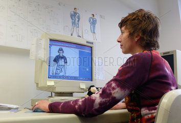 Modellmacherin am CAD-Arbeitsplatz bei Bierbaum-Proenen in Koeln