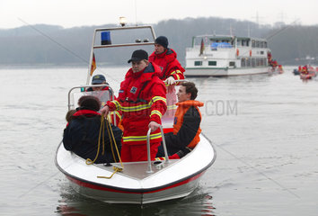 Wasserrettungsuebung - Ein DLRG-Boot bringt die Passagiere an Land