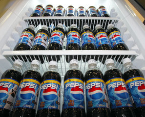 Pepsi-Cola-Flaschen stehen im Kuehlschrank
