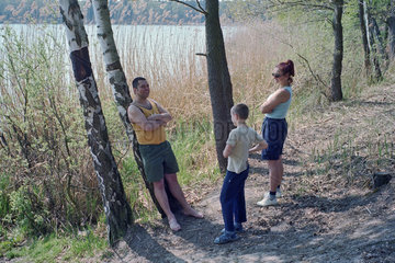 Eine Familie an einem See  Polen
