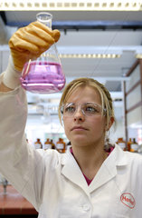 Auszubildende zur Chemielaborantin bei HENKEL in Duesseldorf