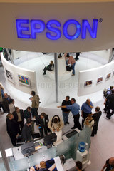 Koeln  Photokina  Besucher am EPSON-Messestand