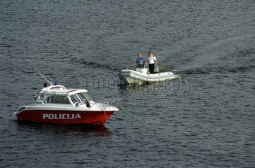 Polizeiboot auf der Daugava in Riga  Lettland